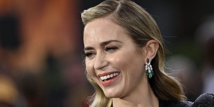 Emily Blunt se disculpa por burlarse de una mesera en un video viral de hace 10 años