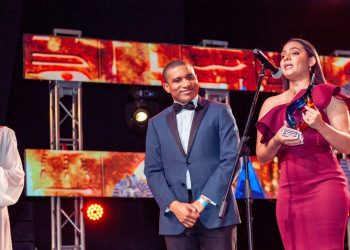 Fundación GBC recibe reconocimiento en premios Glamour Music Awards por sus aportes al país