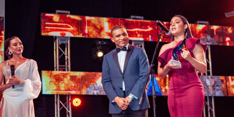 Fundación GBC recibe reconocimiento en premios Glamour Music Awards por sus aportes al país