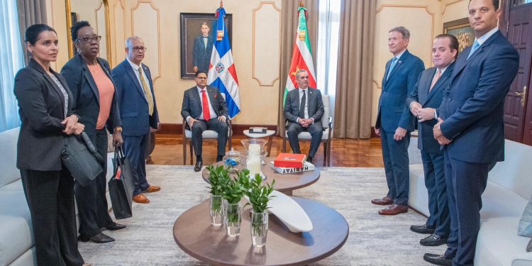 Gobierno dominicano firma con Surinam cuatro convenios trascendentales para el fortalecimiento económico del país