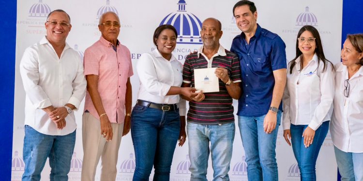 El Gobierno entrega bonos de emergencia a comerciantes de Elías Piña