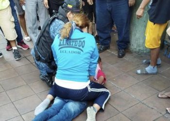 Hombre que golpeaba a su pareja en la calle es detenido por campeona de artes marciales