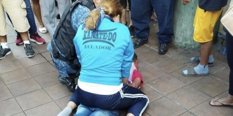 Hombre que golpeaba a su pareja en la calle es detenido por campeona de artes marciales