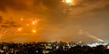 Israel bombardea Gaza al día siguiente del mortífero asalto de Hamás