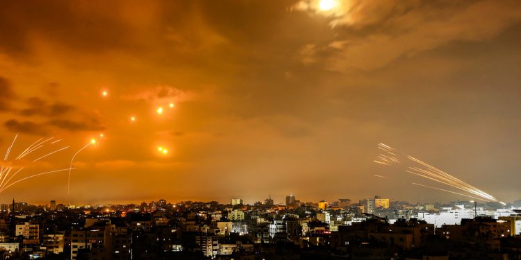 Israel bombardea Gaza al día siguiente del mortífero asalto de Hamás