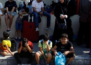 Israel mata mujeres y niños en un ataque a un convoy de palestinos que huía del norte de Gaza