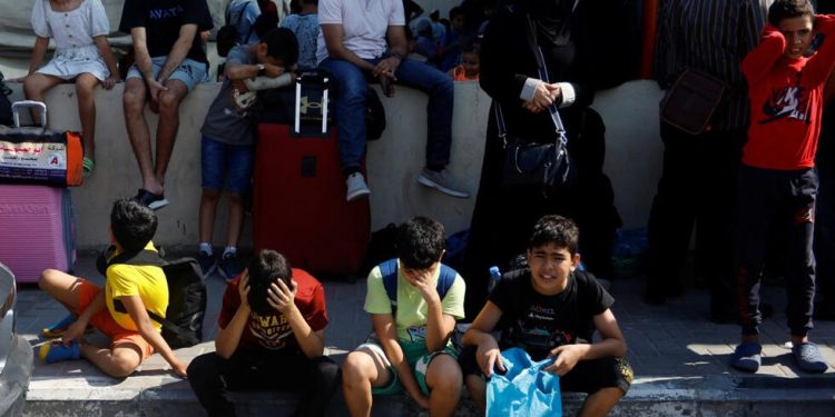 Israel mata mujeres y niños en un ataque a un convoy de palestinos que huía del norte de Gaza