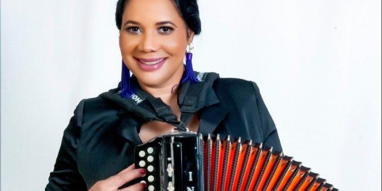 La India Canela graba merengue dedicado a la familia