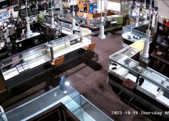 Ladrones destrozan la fachada de una joyería con un camión y se van con las manos vacías