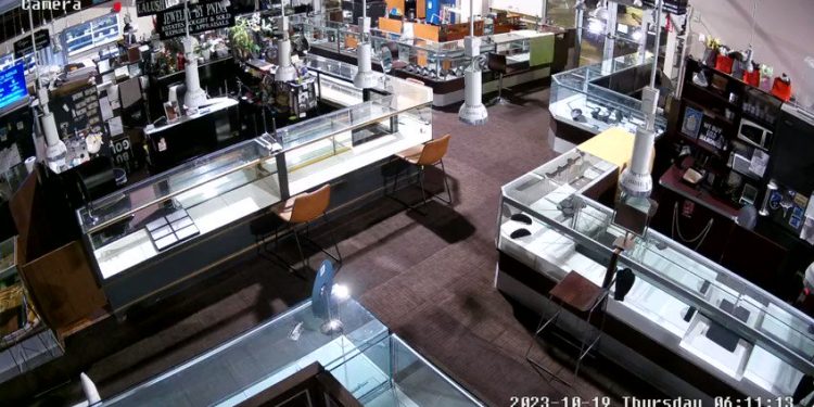 Ladrones destrozan la fachada de una joyería con un camión y se van con las manos vacías