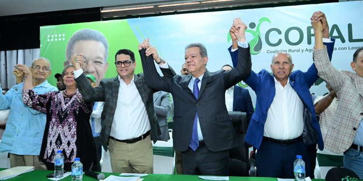 Leonel juramenta en la FP profesionales y dirigentes de la agropecuaria y la seguridad alimentaria