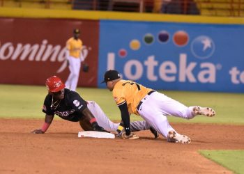 Leones del Escogido dan paliza a las Águilas Cibaeñas en casa