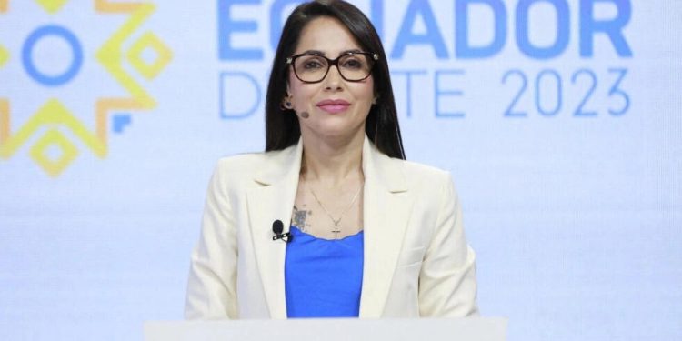 Luisa González, la mujer que podría convertirse en la primera presidenta de Ecuador