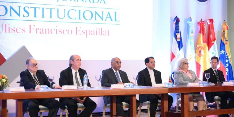 “Usted dejará la vara muy alta”, dice rector de PUCMM a Milton Ray Guevara