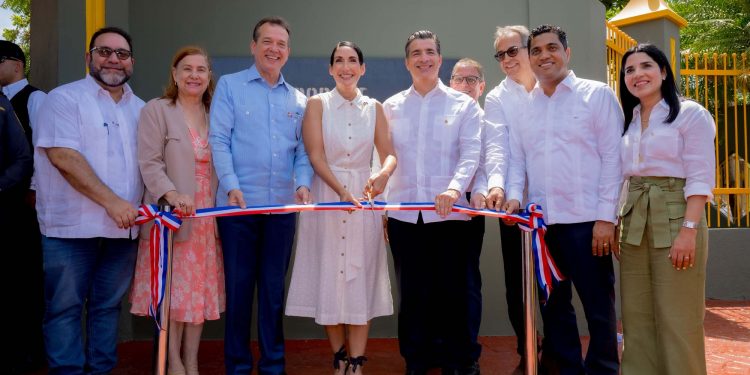 Popular, MICM y Primera Dama remozan parque infantil municipal La Vega