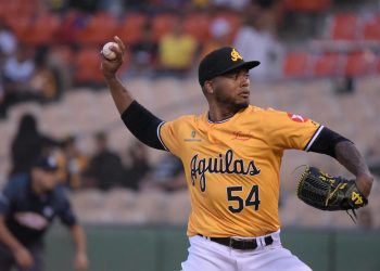 Aguilas Cibaeñas ganan primero con paliza a los Toros