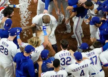 Rangers viene de atrás y con jonrón de García deja tendido a D-backs