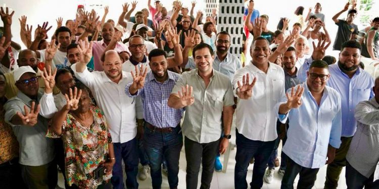 Roberto Ángel juramenta miembro del CC del PLD y figuras importantes de San Luis en Unidad Externa