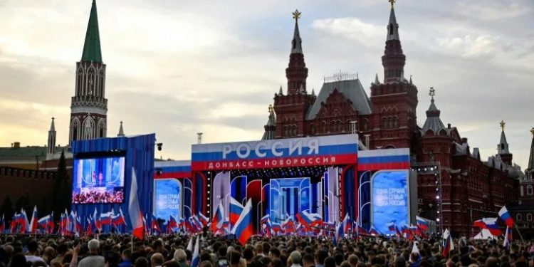 Rusia celebró el aniversario de la anexión de territorios ucranianos, mientras los ataques siguen