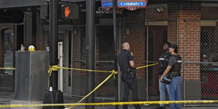 Tiroteo en zona de bares en Florida deja 2 muertos y 18 heridos