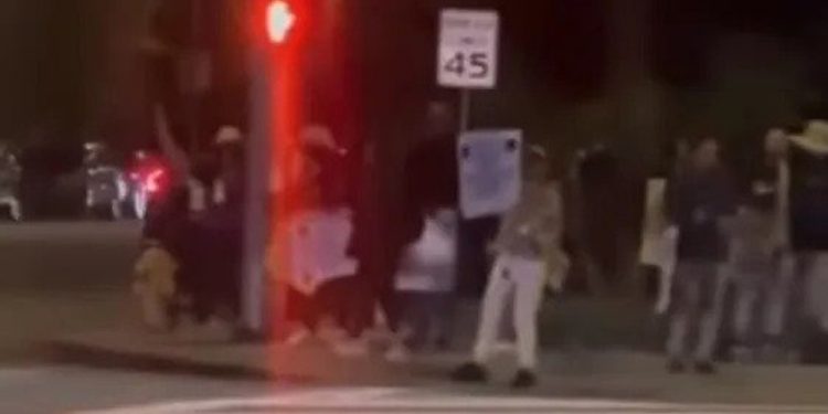 Venezolanos tomaron una calle en Nueva York para protestar por mayor acceso a comida gratuita, video