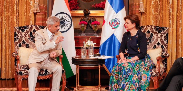 Vicepresidenta llega a la India e inicia de inmediato su agenda