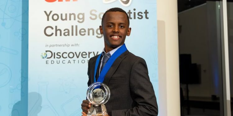 Joven de 14 años es nombrado el mejor científico de EEUU; mira lo que inventó