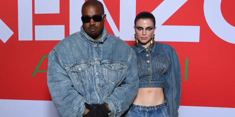 Julia Fox revela que su relación con Kanye West era falsa