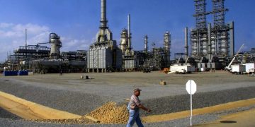 Estados Unidos levanta temporalmente las sanciones sobre el petróleo, el oro y el gas de Venezuela