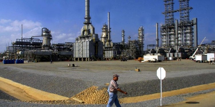 Estados Unidos levanta temporalmente las sanciones sobre el petróleo, el oro y el gas de Venezuela