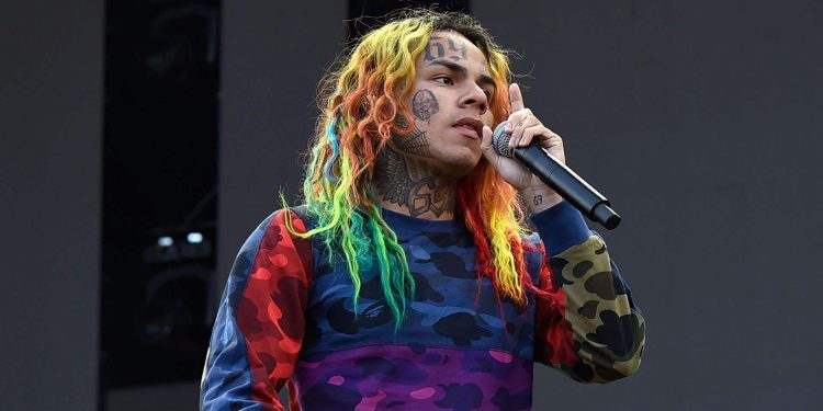 Tekashi continúa firme con concierto gratis; agradece a fanáticos el apoyo