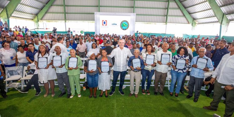 Presidente Abinader entrega 1188 títulos de propiedad en Elías Piña y Dajabón