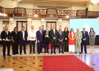 Presidente Abinader exhorta a servidores públicos y entidades estatales, seguir trabajando en aras de la calidad en la administración pública