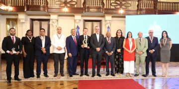 Presidente Abinader exhorta a servidores públicos y entidades estatales, seguir trabajando en aras de la calidad en la administración pública