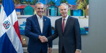 Presidente Abinader se reúne con Tony Blair y hablan de Haití