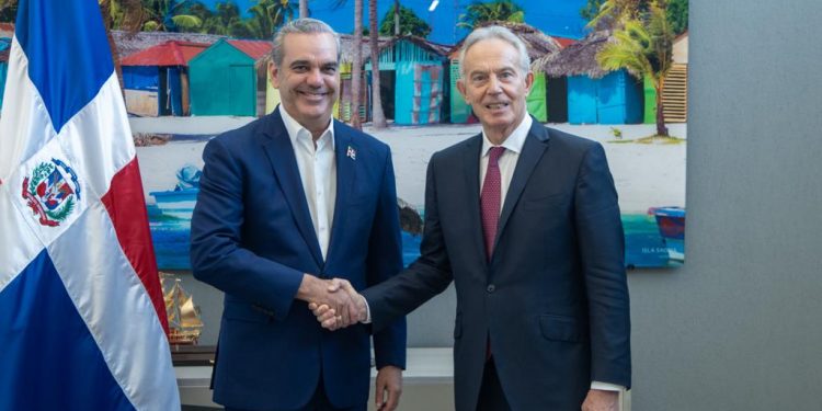 Presidente Abinader se reúne con Tony Blair y hablan de Haití