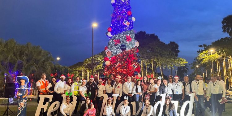 Aeropuerto Cibao se llena de alegría y vistosidad con la bienvenida a la navidad encendiendo su tradicional arbolito
