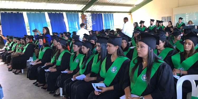 Asociación Hijos ausentes de Jarabacoa entregan dos nuevos profesionales al país, dentro de su programa de Becas