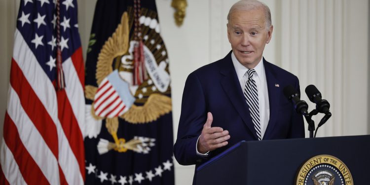 Biden amenaza con vetar la legislación de ayuda a Israel si no incluye a Ucrania
