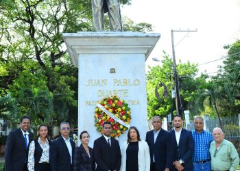 CODIA Regional Norte deposita ofrenda floral estatua Duarte en Santiago