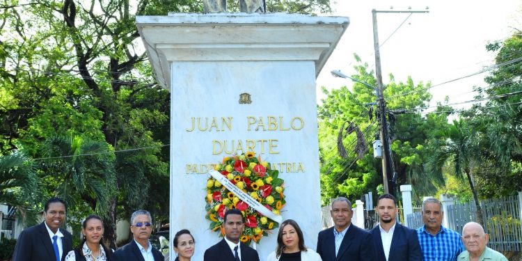 CODIA Regional Norte deposita ofrenda floral estatua Duarte en Santiago