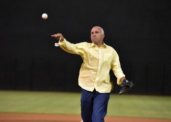 Águilas reconocen a Carlitos Pichardo, tira primer pitcheo que recibe Ramón Hipólito Mejía