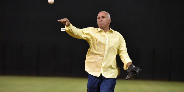 Águilas reconocen a Carlitos Pichardo, tira primer pitcheo que recibe Ramón Hipólito Mejía