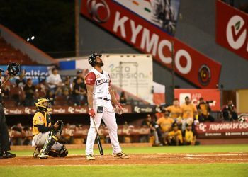Gigantes se afianzan en primer lugar con victoria 6-5 sobre las Águilas