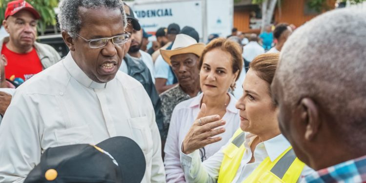 Alcaldesa Carolina Mejía evalúa daños por lluvias en recorrido por la capital