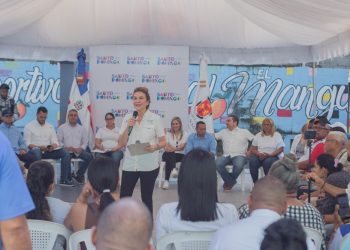 Carolina Mejía se reúne con comunitarios de El Manguito y dispone acciones inmediatas en el sector