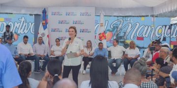 Carolina Mejía se reúne con comunitarios de El Manguito y dispone acciones inmediatas en el sector
