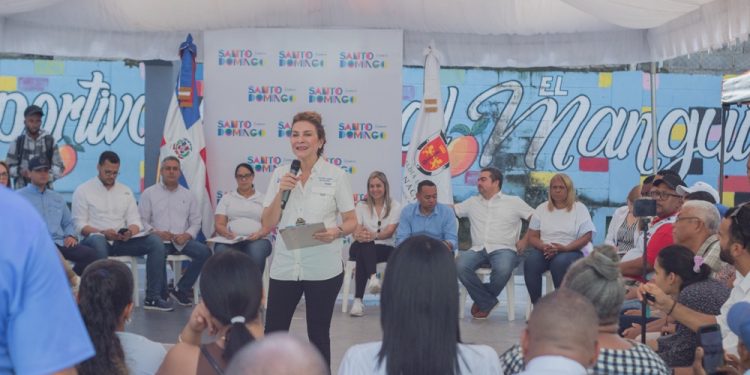 Carolina Mejía se reúne con comunitarios de El Manguito y dispone acciones inmediatas en el sector