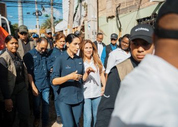 Carolina Mejía y primera Dama Raquel Arbaje recorren Los Girasoles Primero llevando aportes a las familias afectadas