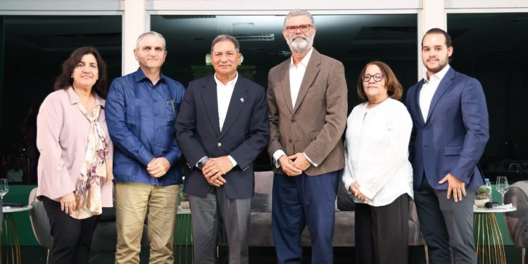 Cementos Cibao realiza conversatorio sobre sostenibilidad